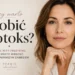 Kobieta około 45. roku życia z naturalnym makijażem. Grafika do artykułu „Czy warto robić botoks? Fakty, mity i wszystko, co warto wiedzieć przed pierwszym zabiegiem”.